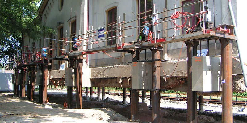 verplaatsing oude station houten – Houten Verplaatsing oude station Houten. Het station is opgetakeld op 12 augustus 2007.