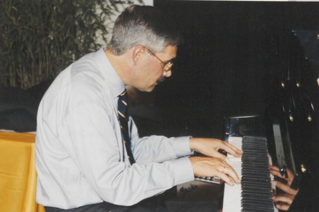 Burgemeester de Jonge – Houten Burgemeester de Jonge achter de Piano.