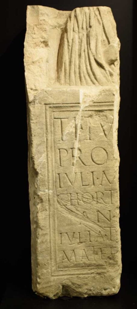 Tiberius Iulius Probus – Houten De grafsteen van Tiberius Iulius Probus.