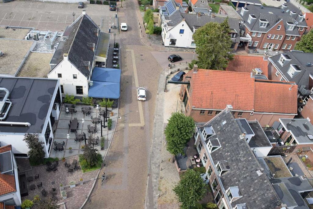Romeinse villa Houten – Houten De contouren in het straatbeeld zijn vanaf de kerktoren te zien.