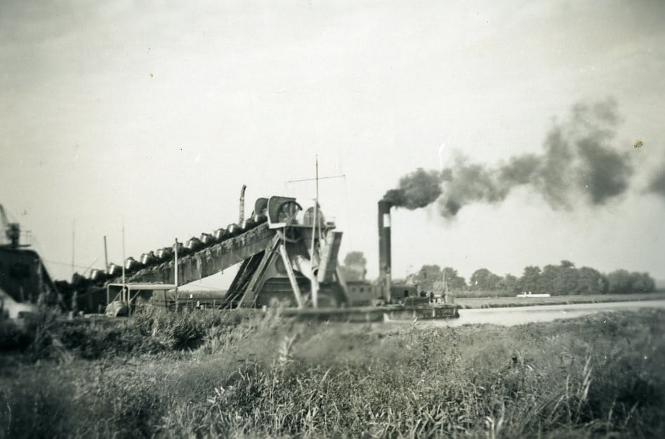 Amsterdam-Rijnkanaal – Houten Baggerschip bezig met de aanleg van het Amsterdam-Rijnkanaal in 1950